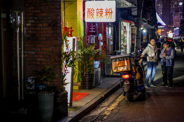 街道 街景 汽车 箱包 小巴士 杂货店 美女 家居物品 衣物
