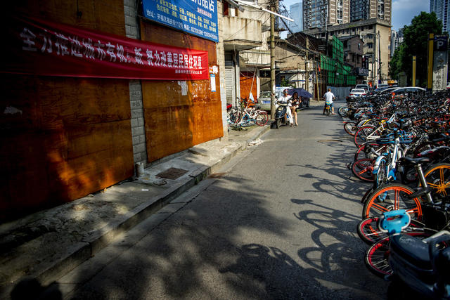 工地  杂货店 街景 街道 电动车 自行车 箱包 雨伞 铲子 手推车 老人 担架 庭院 家居物品