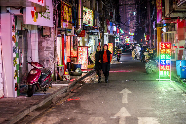 街道 街景 汽车 箱包 小巴士 杂货店 美女 家居物品 衣物