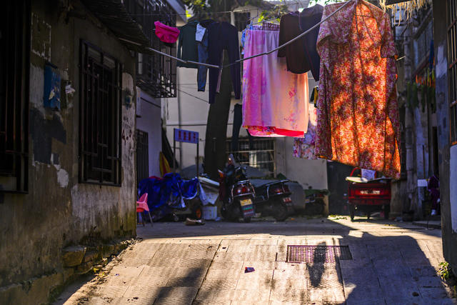 大厦  箱包 铲子 拭子 工地 街道 街景 衣物 室外 美女 建筑 宿舍 餐厅