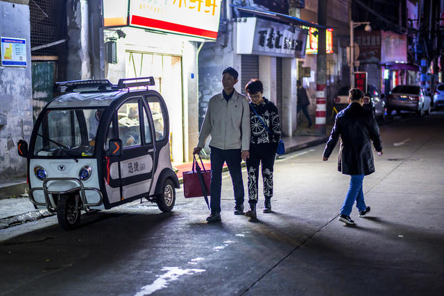 街道 街景 汽车 箱包 小巴士 杂货店 美女 家居物品 衣物