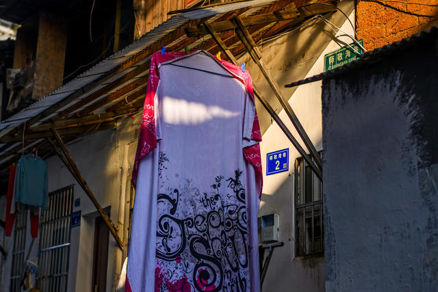 大厦  箱包 铲子 拭子 工地 街道 街景 衣物 室外 美女 建筑 宿舍 餐厅