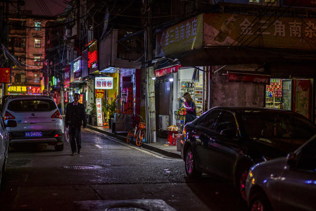 街道 街景 汽车 箱包 小巴士 杂货店 美女 家居物品 衣物