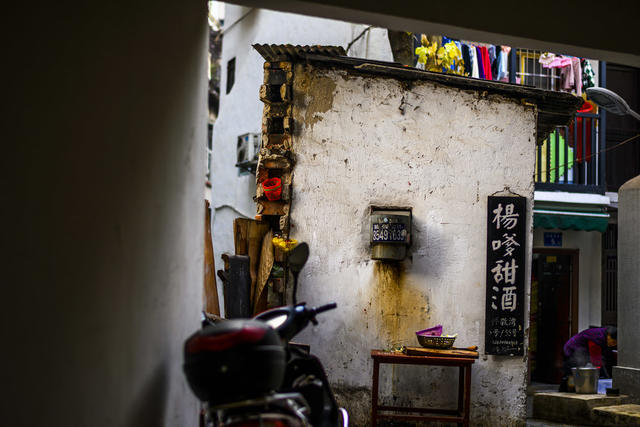 大厦  箱包 铲子 拭子 工地 街道 街景 衣物 室外 美女 建筑 宿舍 餐厅