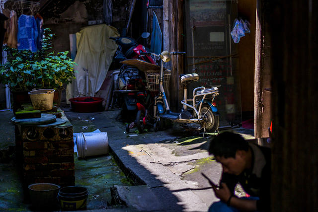 街道  三轮车 电动车 衣物 家居物品 街景 箱包 电风扇 篮子 自行车 汽车 垃圾车