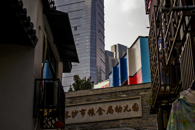 大厦  箱包 铲子 拭子 工地 街道 街景 衣物 室外 美女 建筑 宿舍 餐厅