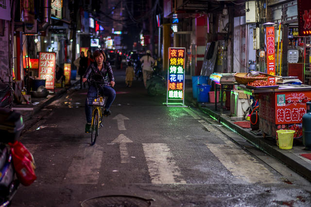 街道 街景 汽车 箱包 小巴士 杂货店 美女 家居物品 衣物