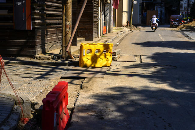 工地  杂货店 街景 街道 电动车 自行车 箱包 雨伞 铲子 手推车 老人 担架 庭院 家居物品