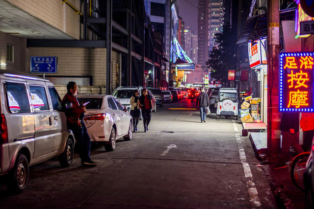 街道 街景 汽车 箱包 小巴士 杂货店 美女 家居物品 衣物