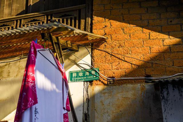 大厦  箱包 铲子 拭子 工地 街道 街景 衣物 室外 美女 建筑 宿舍 餐厅