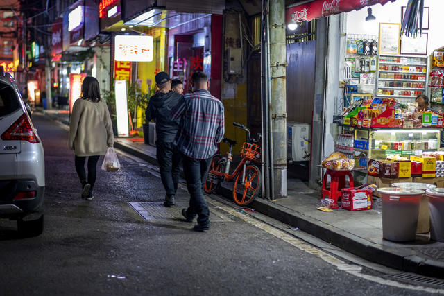 街道 街景 汽车 箱包 小巴士 杂货店 美女 家居物品 衣物