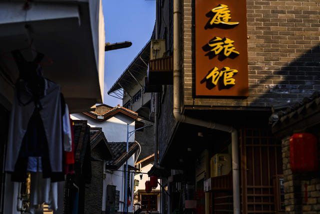 大厦  箱包 铲子 拭子 工地 街道 街景 衣物 室外 美女 建筑 宿舍 餐厅