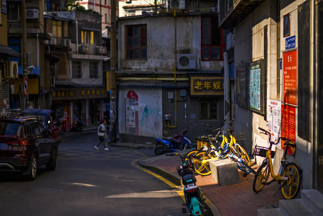 街道 美女 车站 箱包 理发店 人力车 运动 尖桩篱栅 街景 楼梯 楼梯扶手 室外 电动车 汽车