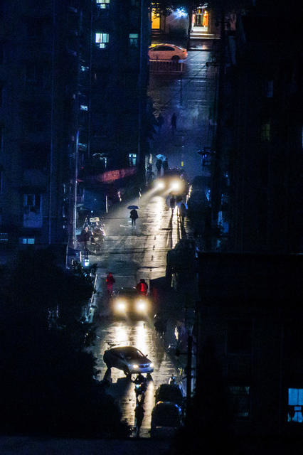 美女 街景 自行车 汽车 夜景 楼梯 交通灯 街道 建筑 老人