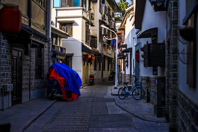 大厦  箱包 铲子 拭子 工地 街道 街景 衣物 室外 美女 建筑 宿舍 餐厅