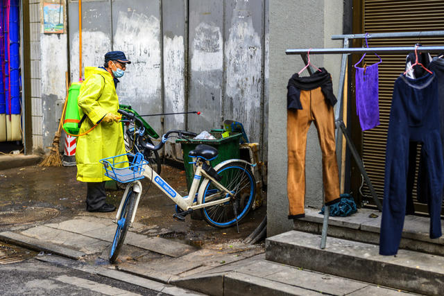 人力车 街道    街道 箱包 衣物 尖桩篱栅 画 植物 家居物品 电动车 鞋店 相框 肉店 杂货店 街景 自行车 头盔 酒瓶 美女