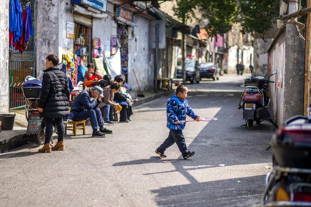 街道  室外 尖桩篱栅 箱包 挂锁 家居物品 垃圾箱 衣物 儿童 工地 街景