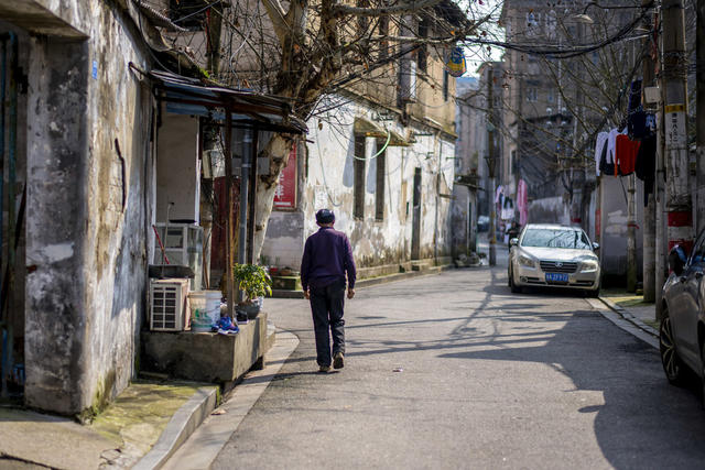 街道  室外 尖桩篱栅 箱包 挂锁 家居物品 垃圾箱 衣物 儿童 工地 街景