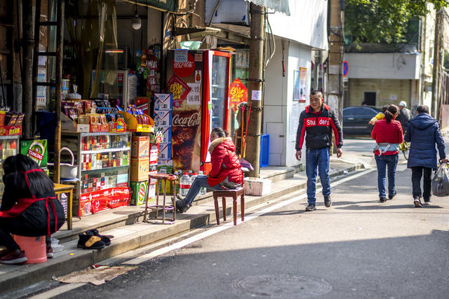 人力车 街道    街道 箱包 衣物 尖桩篱栅 画 植物 家居物品 电动车 鞋店 相框 肉店 杂货店 街景 自行车 头盔 酒瓶 美女