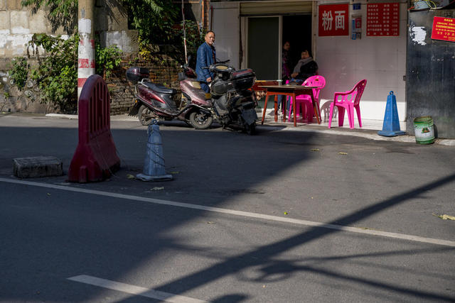 人力车 街道 街景 电动车 铲子 工地 室外 楼梯扶手 衣物 玩具店 美女 垃圾箱 老人 自行车