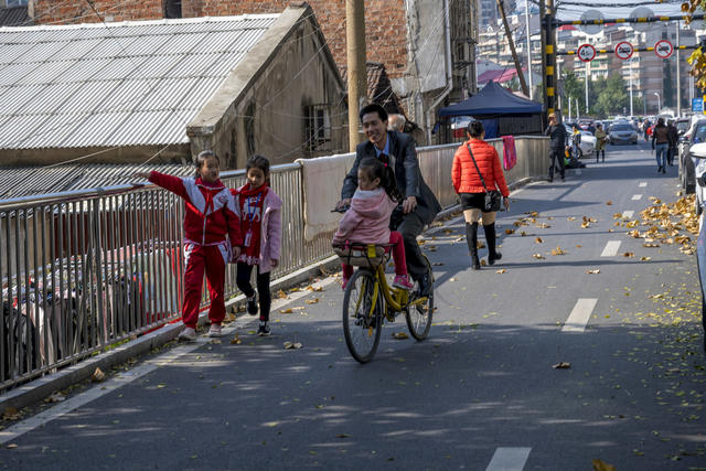 人力车 街道 街景 电动车 铲子 工地 室外 楼梯扶手 衣物 玩具店 美女 垃圾箱 老人 自行车