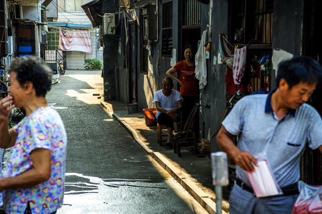 人力车 街道    街道 箱包 衣物 尖桩篱栅 画 植物 家居物品 电动车 鞋店 相框 肉店 杂货店 街景 自行车 头盔 酒瓶 美女