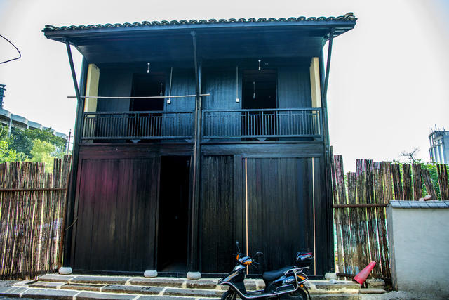 街道  室外 尖桩篱栅 箱包 挂锁 家居物品 垃圾箱 衣物 儿童 工地 街景