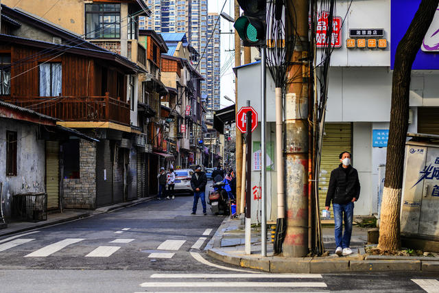 人力车 街道    街道 箱包 衣物 尖桩篱栅 画 植物 家居物品 电动车 鞋店 相框 肉店 杂货店 街景 自行车 头盔 酒瓶 美女