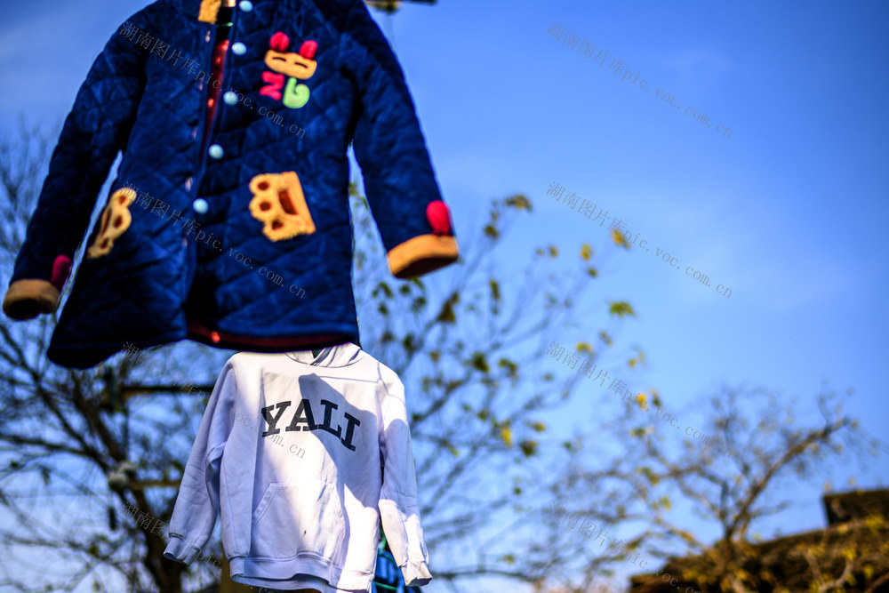 街道  室外 尖桩篱栅 箱包 挂锁 家居物品 垃圾箱 衣物 儿童 工地 街景