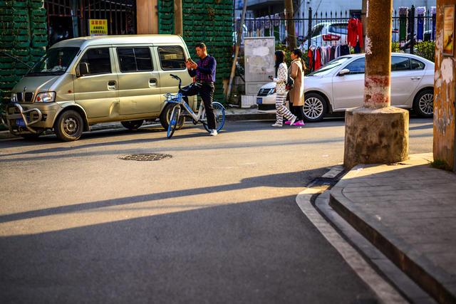 桶 箱包 衣柜 美女 街道 街景 餐厅 折叠椅 家居物品 杂货店