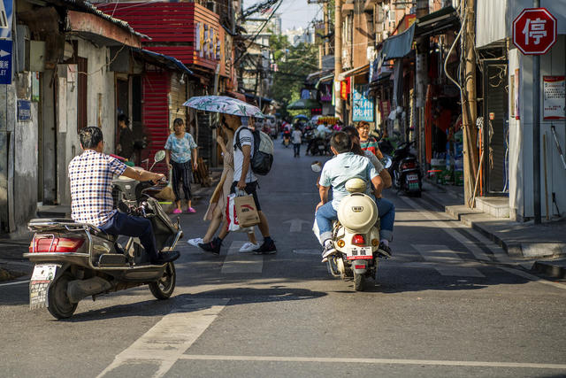 街道  室外 尖桩篱栅 箱包 挂锁 家居物品 垃圾箱 衣物 儿童 工地 街景