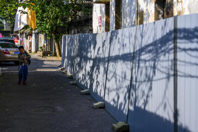 街道  室外 尖桩篱栅 箱包 挂锁 家居物品 垃圾箱 衣物 儿童 工地 街景