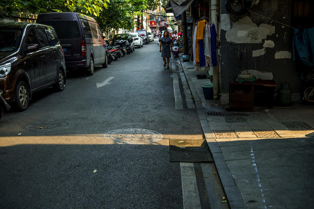 人力车 街道    街道 箱包 衣物 尖桩篱栅 画 植物 家居物品 电动车 鞋店 相框 肉店 杂货店 街景 自行车 头盔 酒瓶 美女