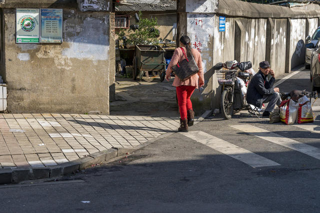 人力车 街道 街景 电动车 铲子 工地 室外 楼梯扶手 衣物 玩具店 美女 垃圾箱 老人 自行车
