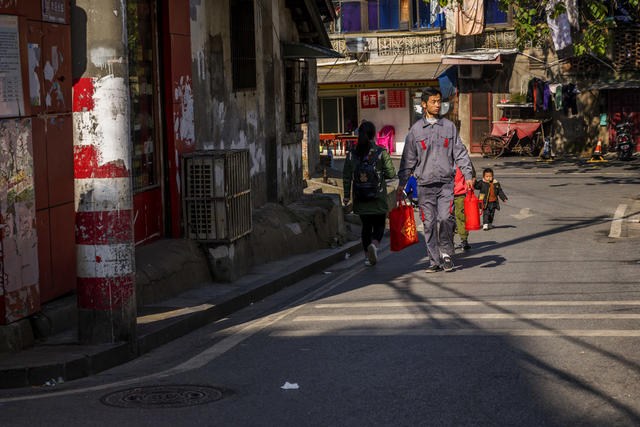 人力车 街道 街景 电动车 铲子 工地 室外 楼梯扶手 衣物 玩具店 美女 垃圾箱 老人 自行车