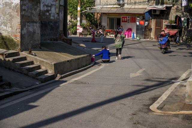 人力车 街道 街景 电动车 铲子 工地 室外 楼梯扶手 衣物 玩具店 美女 垃圾箱 老人 自行车