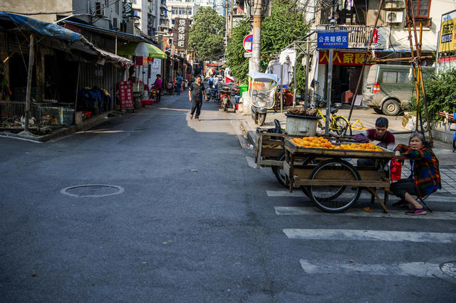 人力车 街道 街景 电动车 铲子 工地 室外 楼梯扶手 衣物 玩具店 美女 垃圾箱 老人 自行车