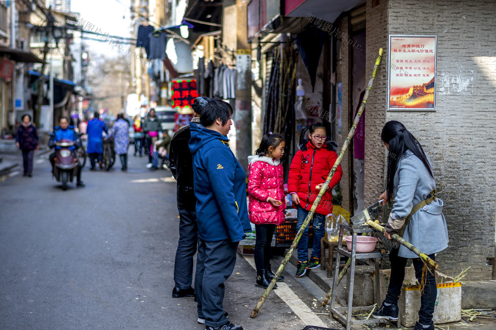 人力车 街道    街道 箱包 衣物 尖桩篱栅 画 植物 家居物品 电动车 鞋店 相框 肉店 杂货店 街景 自行车 头盔 酒瓶 美女