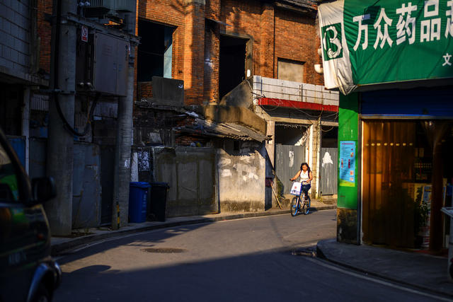 桶 箱包 衣柜 美女 街道 街景 餐厅 折叠椅 家居物品 杂货店