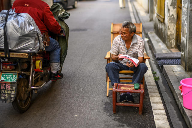 桶 箱包 衣柜 美女 街道 街景 餐厅 折叠椅 家居物品 杂货店