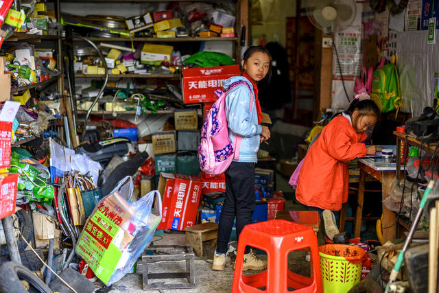 桶 箱包 衣柜 美女 街道 街景 餐厅 折叠椅 家居物品 杂货店