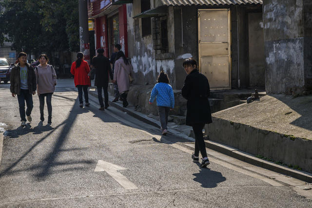 人力车 街道 街景 电动车 铲子 工地 室外 楼梯扶手 衣物 玩具店 美女 垃圾箱 老人 自行车