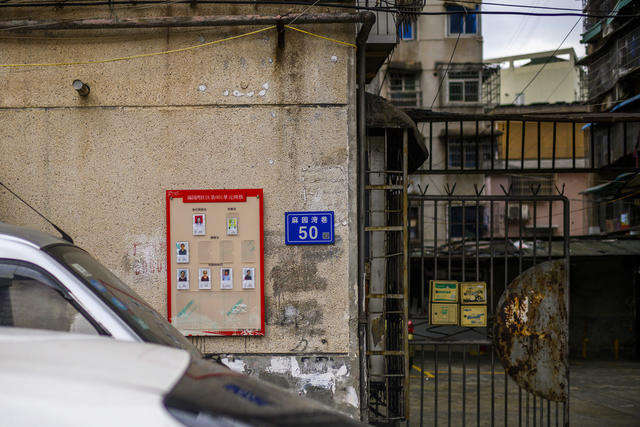 街道  板条箱（木箱） 箱包 家居物品 庭院 杂货店 宿舍 垃圾箱 电动车 鞋 箱子 瓦屋顶 室外 自行车 汽车 垃圾车