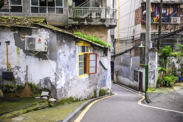 街道  衣物 桶 街景 室外 宿舍 汽车 箱包 垃圾箱 尖桩篱栅 号码锁 工地