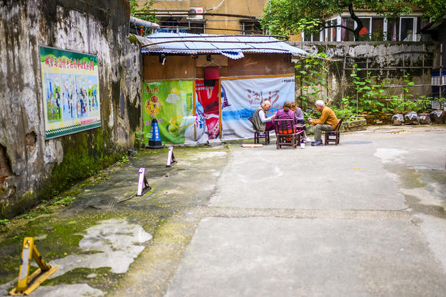 街道  板条箱（木箱） 箱包 家居物品 庭院 杂货店 宿舍 垃圾箱 电动车 鞋 箱子 瓦屋顶 室外 自行车 汽车 垃圾车