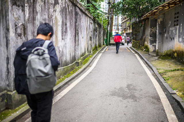 街道  衣物 桶 街景 室外 宿舍 汽车 箱包 垃圾箱 尖桩篱栅 号码锁 工地
