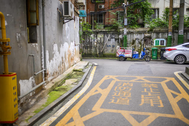 街道  衣物 桶 街景 室外 宿舍 汽车 箱包 垃圾箱 尖桩篱栅 号码锁 工地