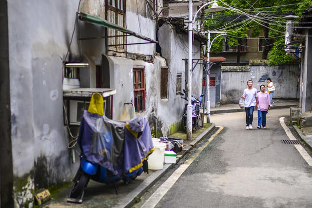 街道  衣物 桶 街景 室外 宿舍 汽车 箱包 垃圾箱 尖桩篱栅 号码锁 工地