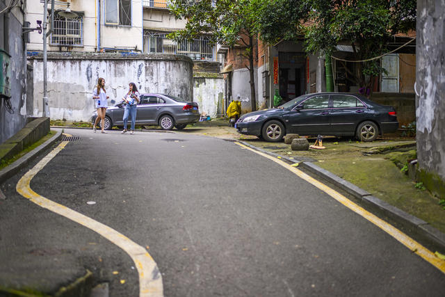 街道  衣物 桶 街景 室外 宿舍 汽车 箱包 垃圾箱 尖桩篱栅 号码锁 工地