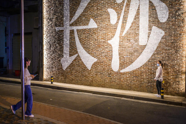 演出 美女 街道 街景 衣物 其他 饰品 建筑 室外 杂货店